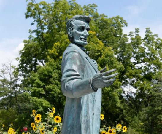 Lincoln statue in the summer