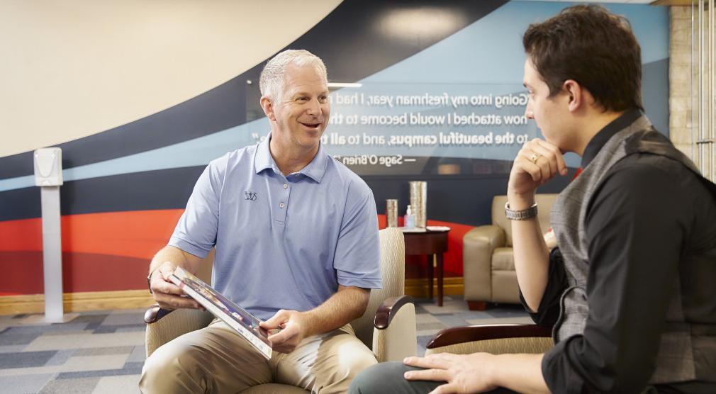 入学s representative Greg Huss meets with a student.